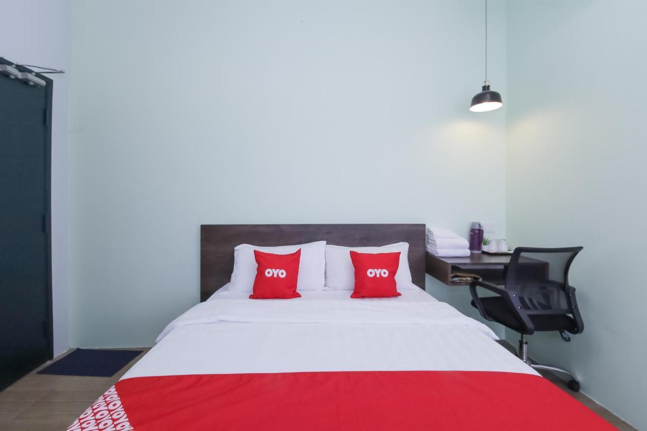 Oyo 90399 Green Home Hotel Syariah Sepang Exterior foto